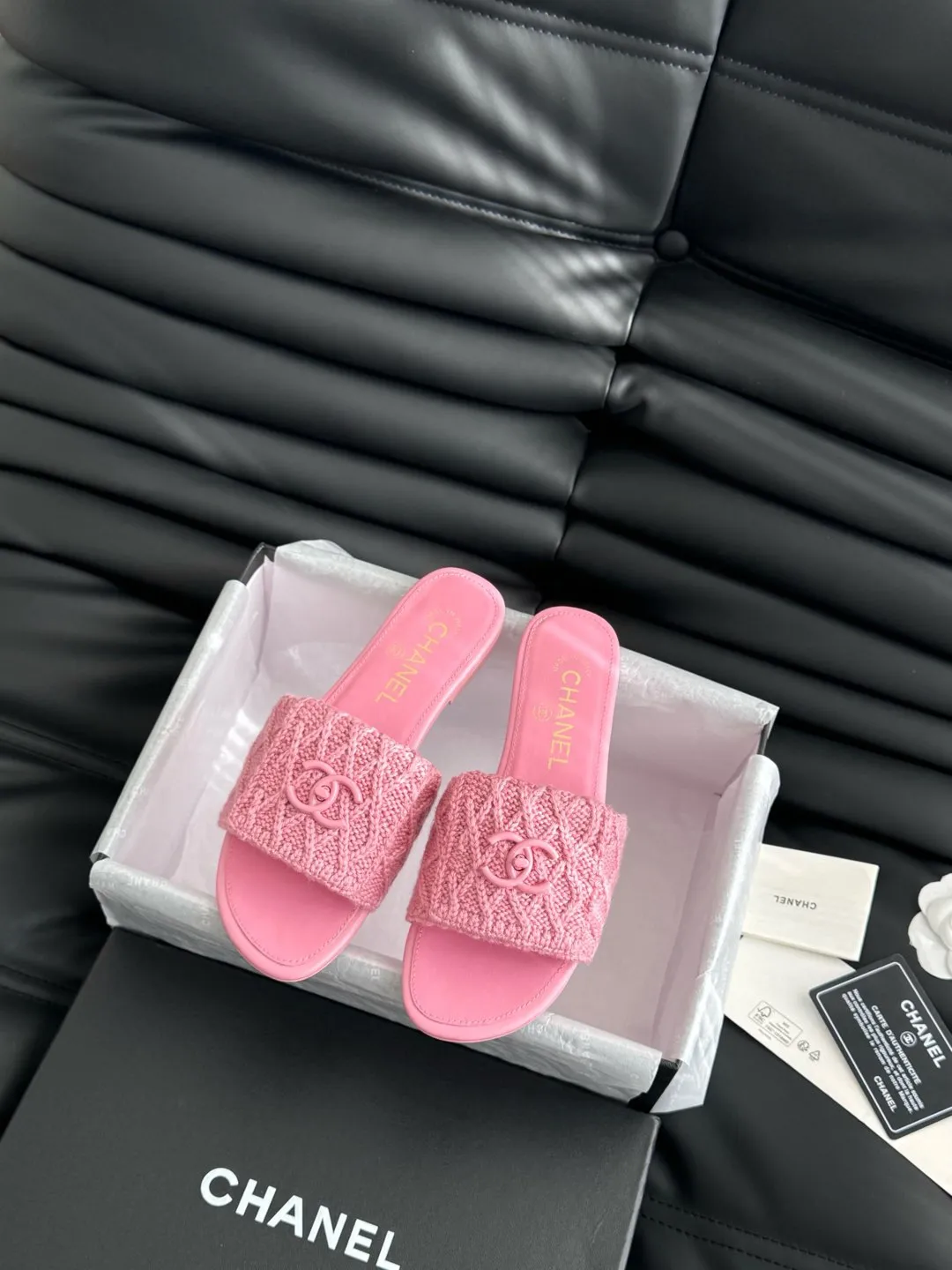 👟👟Ex-factory price 400👟👟 Chanel 25C new schoolbag buckle slippers, return of the classic schoolbag buckle design, special vintage, full of retro flavor, loafers have also grown to aesthetics, upper cowhide, lining sheepskin, original outsole Size: 35-39 40 41 42 Customized, non-refundable and non-exchangeable